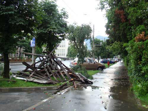 Foto acoperisuri cazute - Baia Mare, bd. Republicii, 11 iulie 2010 (c) eMaramures.ro